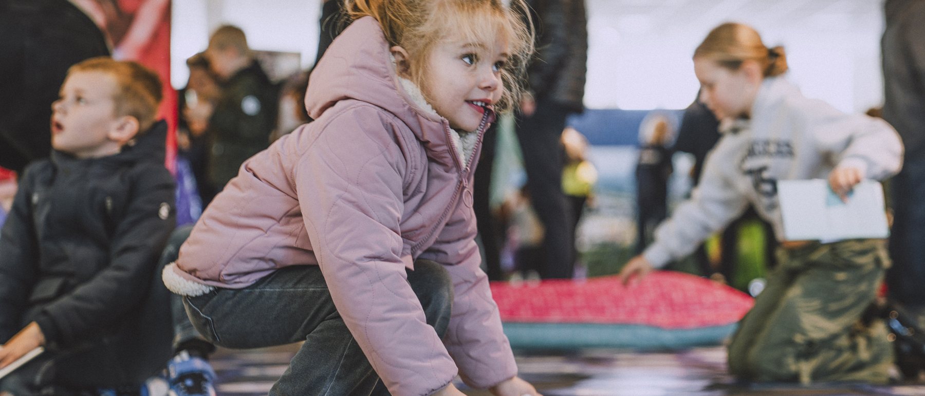 Kinderen spelen op de vloer tijdens de publieksdag