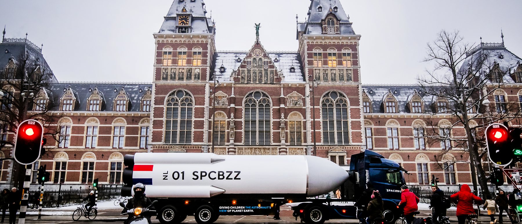De SpaceBuzz, een raket van achttien meter op een oplegger
