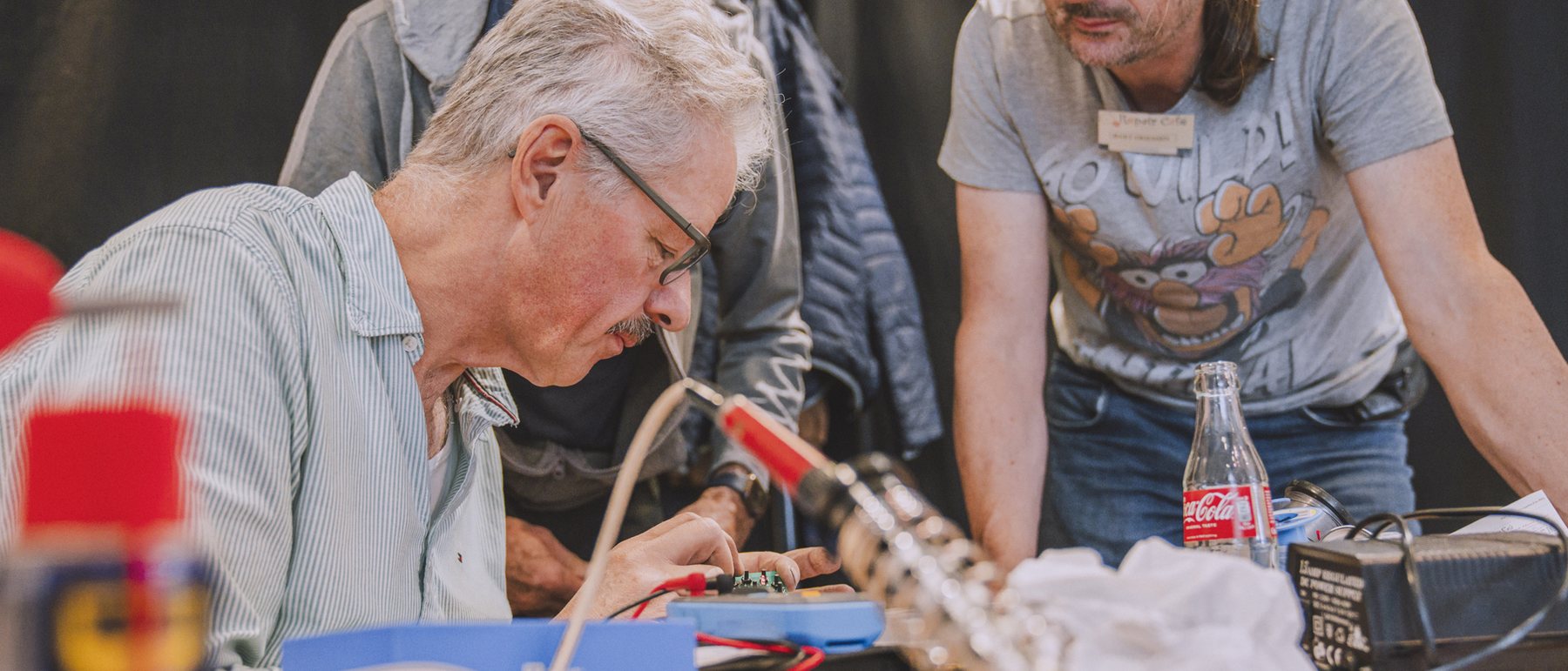 Vrijwilligers van het Repair Café aan het solderen