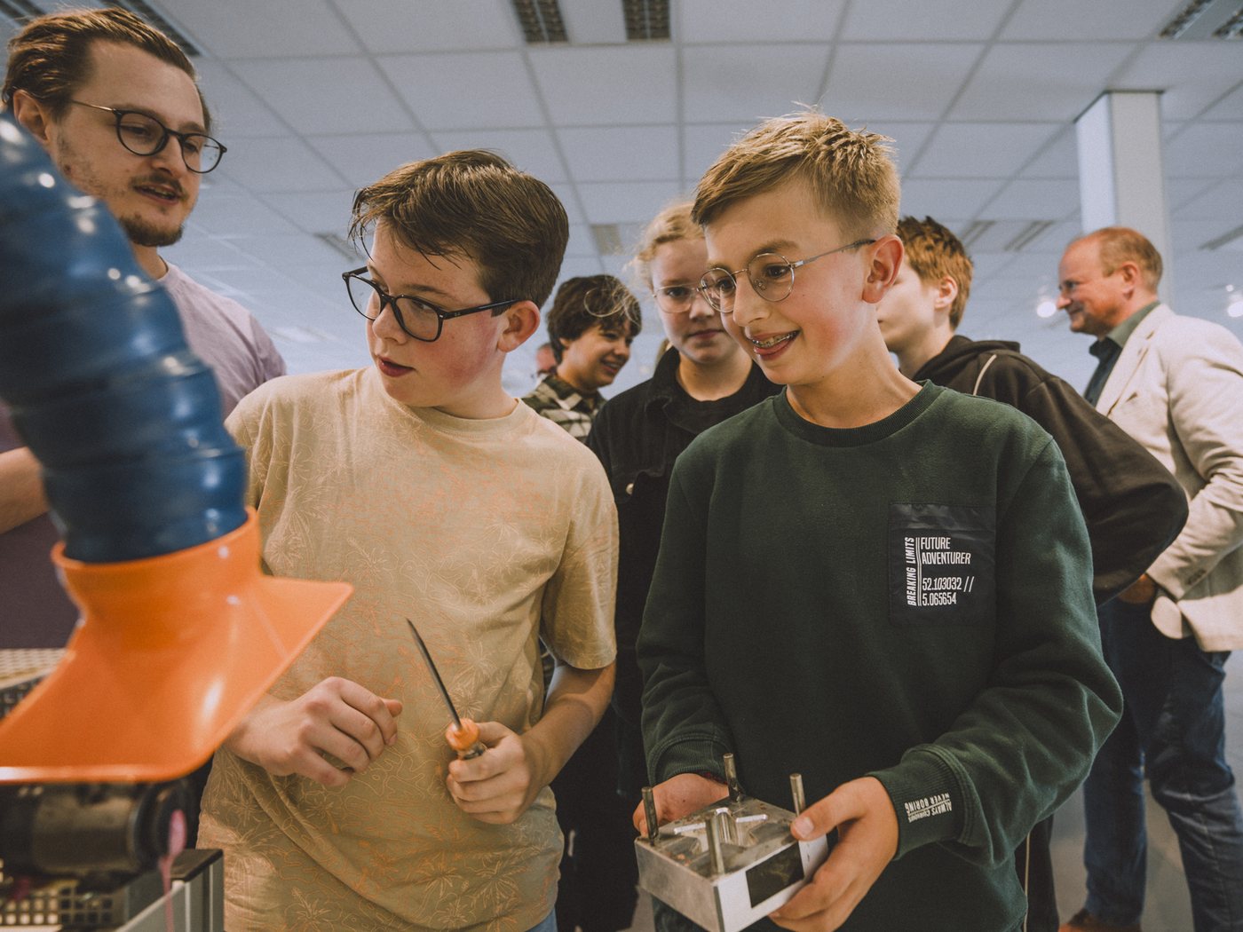 Leerlingen bekijken een matrijs tijdens de scholierendag