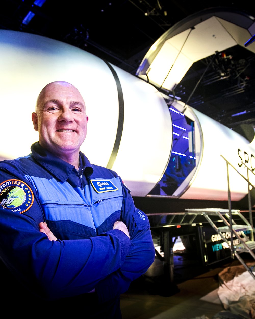 Een astronaut bij de SpaceBuzz-raket