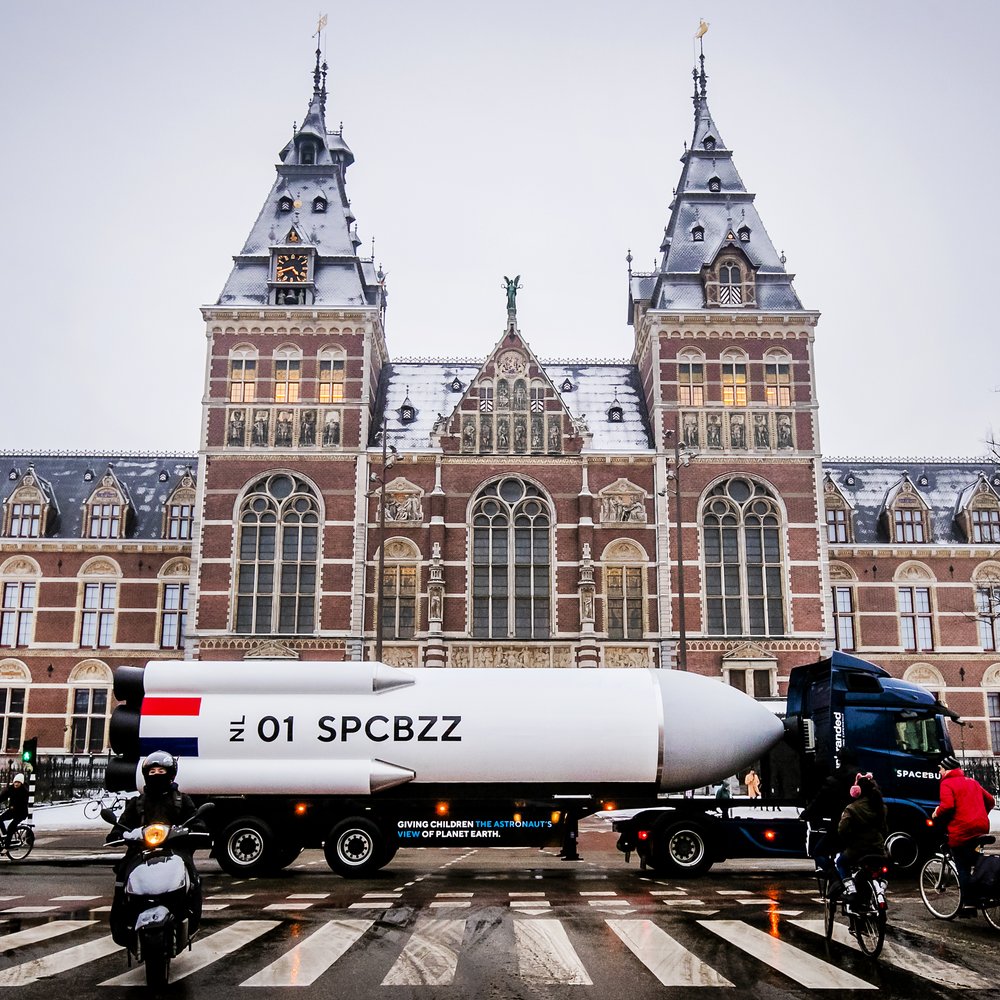 De SpaceBuzz, een raket van achttien meter op een oplegger