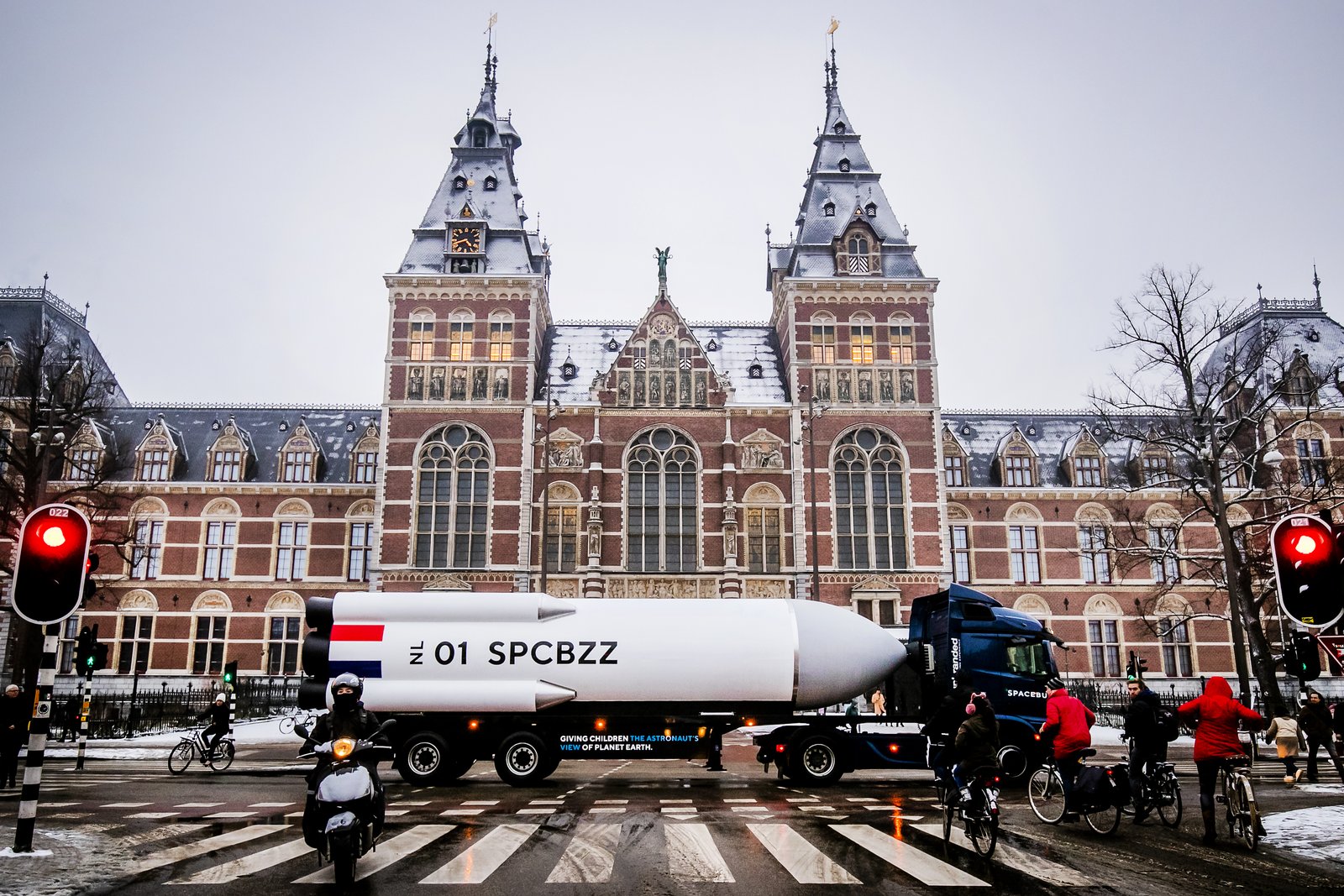 De SpaceBuzz, een raket van achttien meter op een oplegger